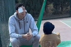 顾家好男人!记者晒出周琦手术后回归家庭带娃照片