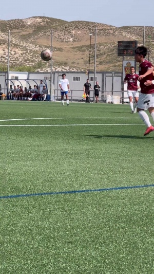 IM电竞亚洲首选-不错的尝试!邝兆镭禁区内接球转身打门,被对方后卫封出