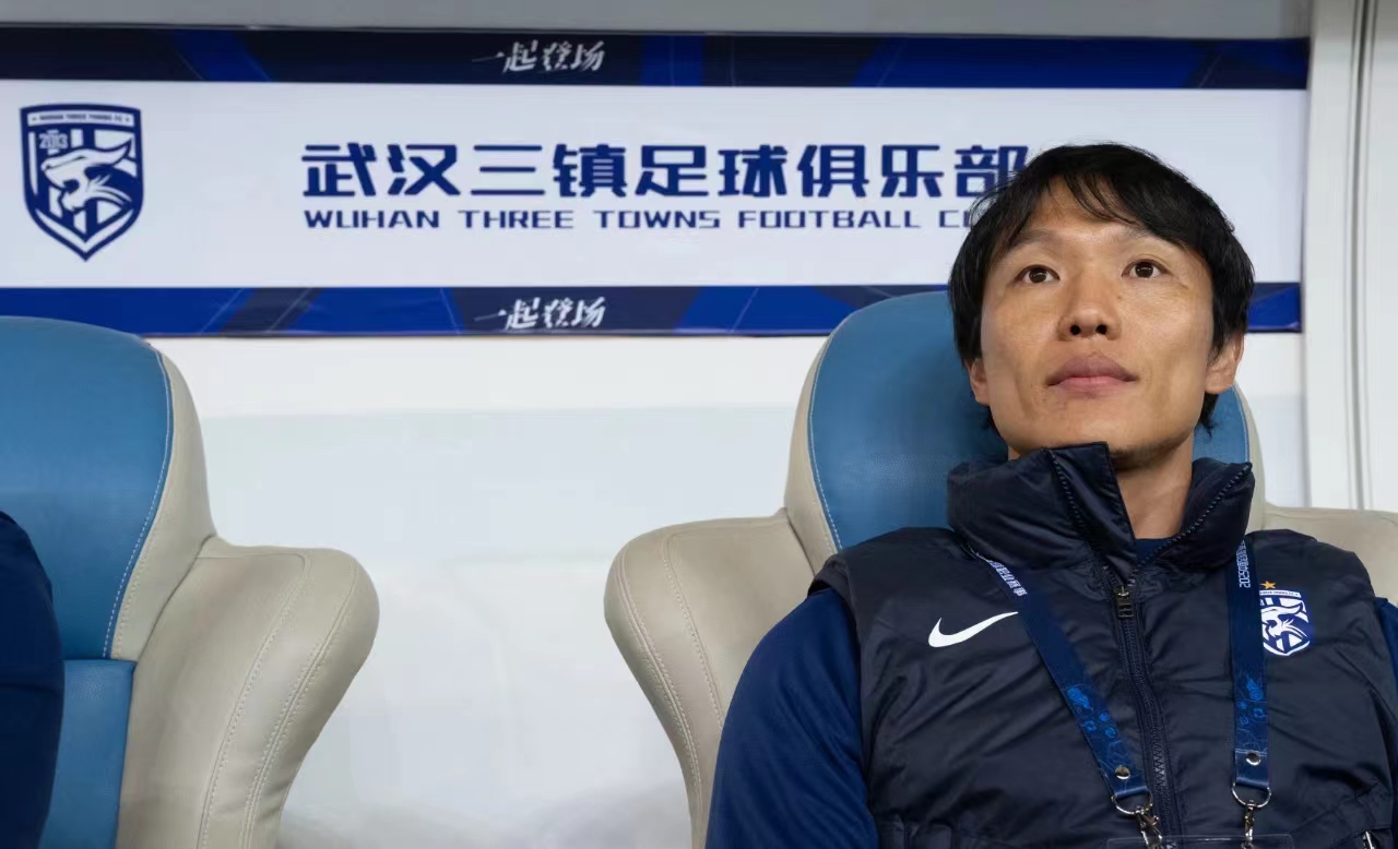 足球报:邓卓翔将继续带队三镇,俱乐部正抓紧解决转会禁令