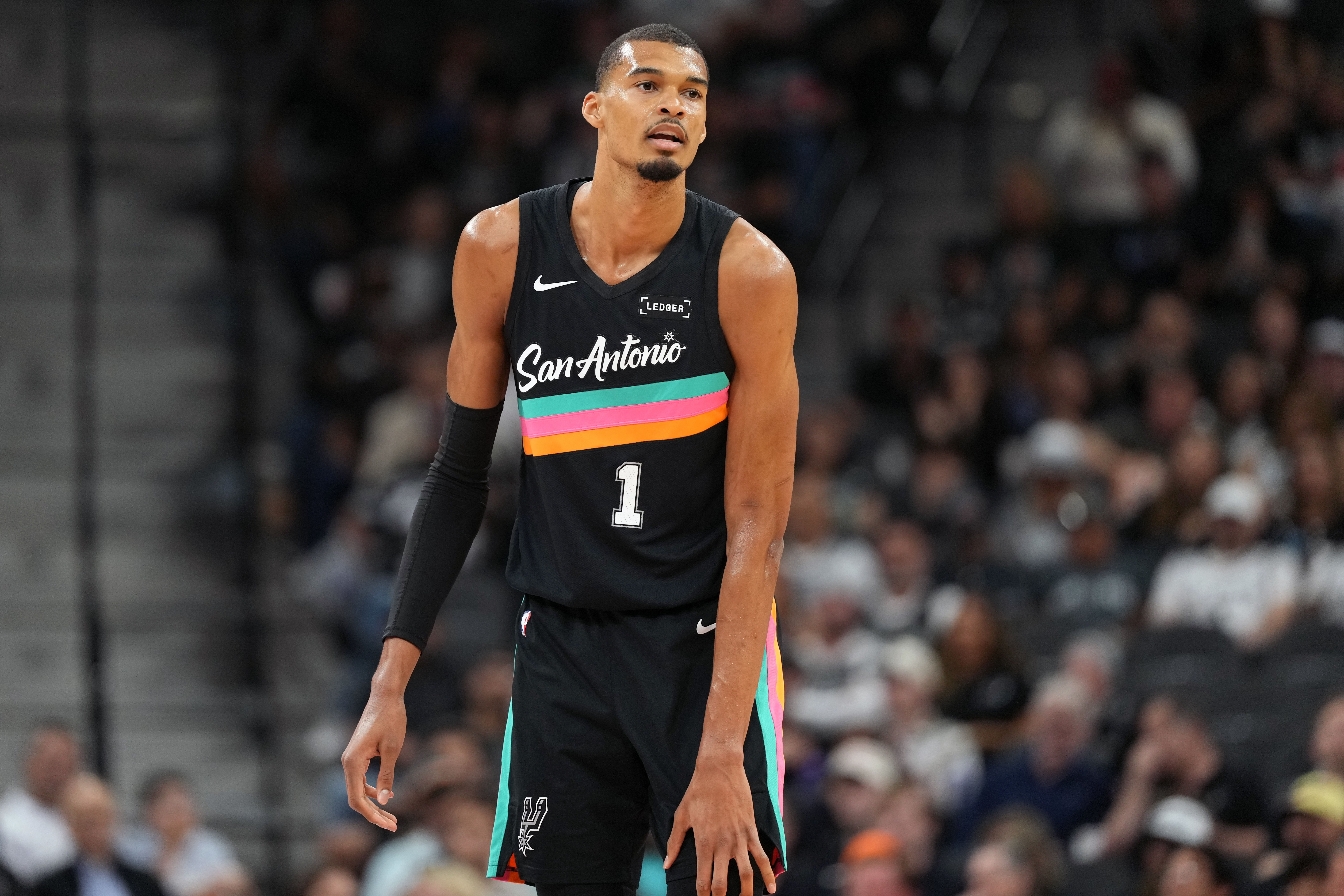 IM电竞真人游戏-防守威慑力！文班亚马三节末连送阿夫迪亚&amp;格兰特大帽